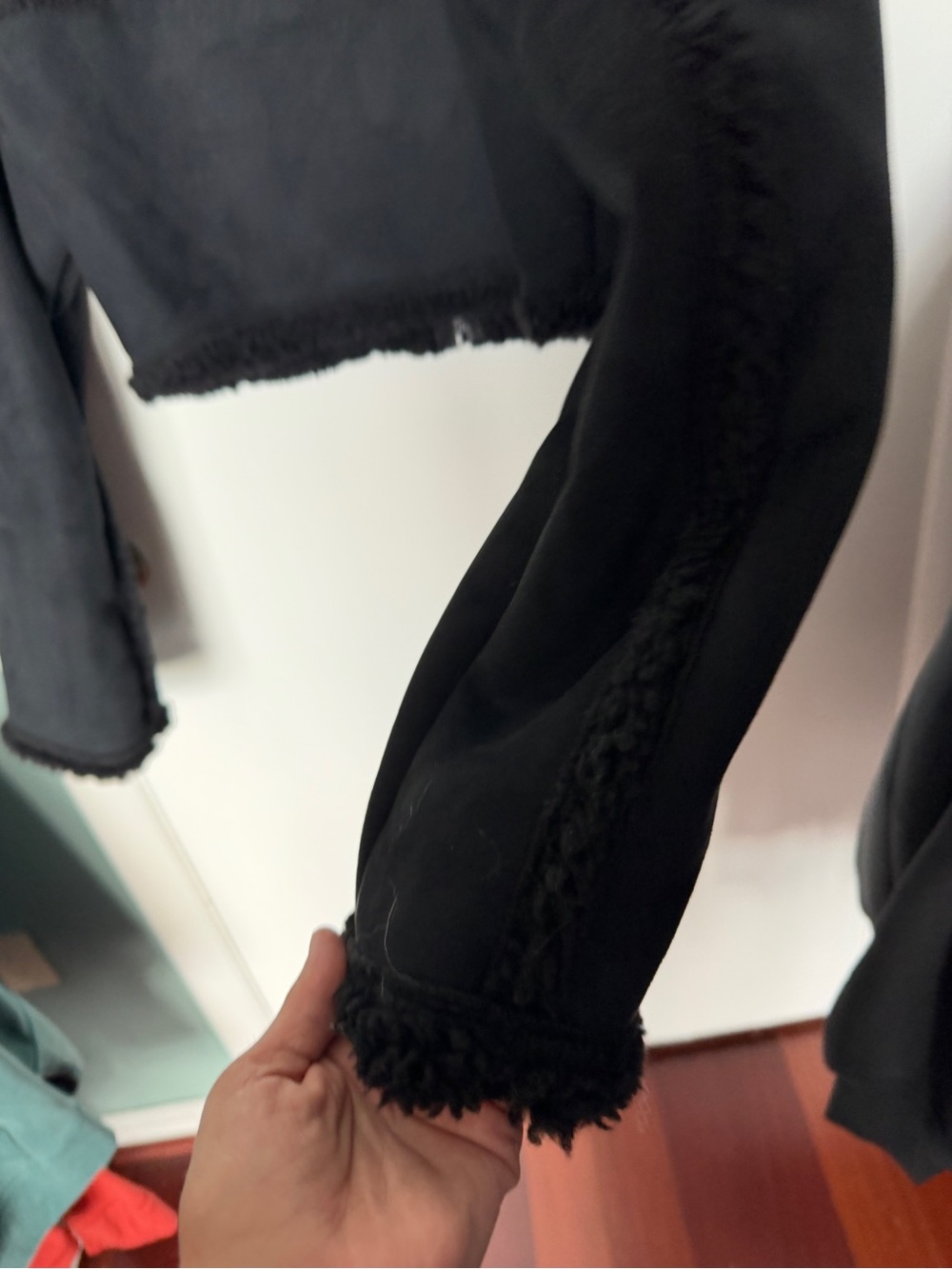 RARE NWOT Oversized Alo Yoga Faux Shearling Snowfall Cropped Jacket - Black - Picture 14 of 14